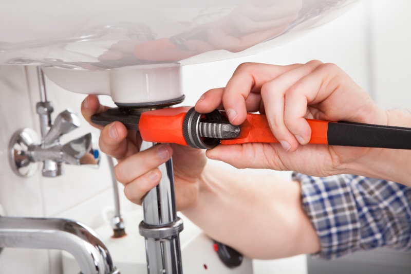 Emergency plumber attending a job in Hampton Hill